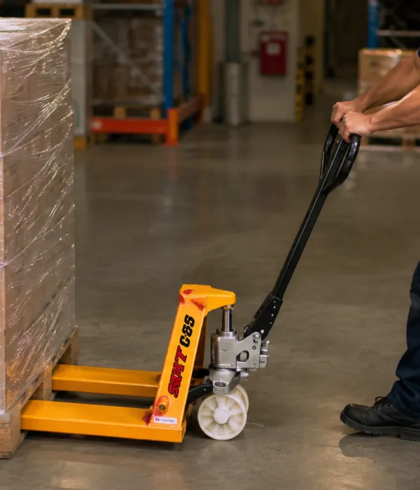 Transpaleta manual de 2500 kg para mover pallets con seguridad
