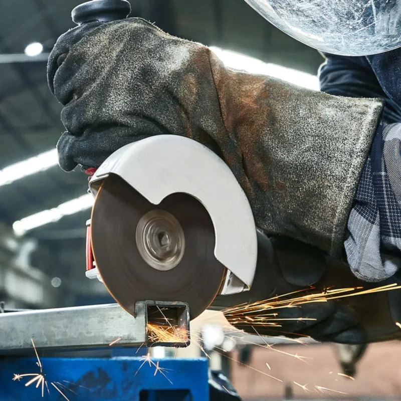 Corte en metal y estructuras